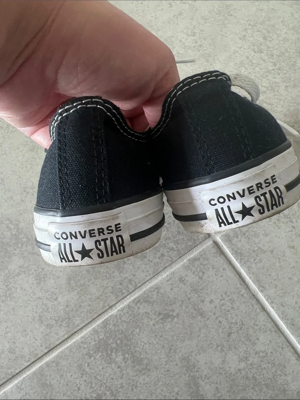 • Converse Kids Black and White Low Top Sneakers, size 3 •